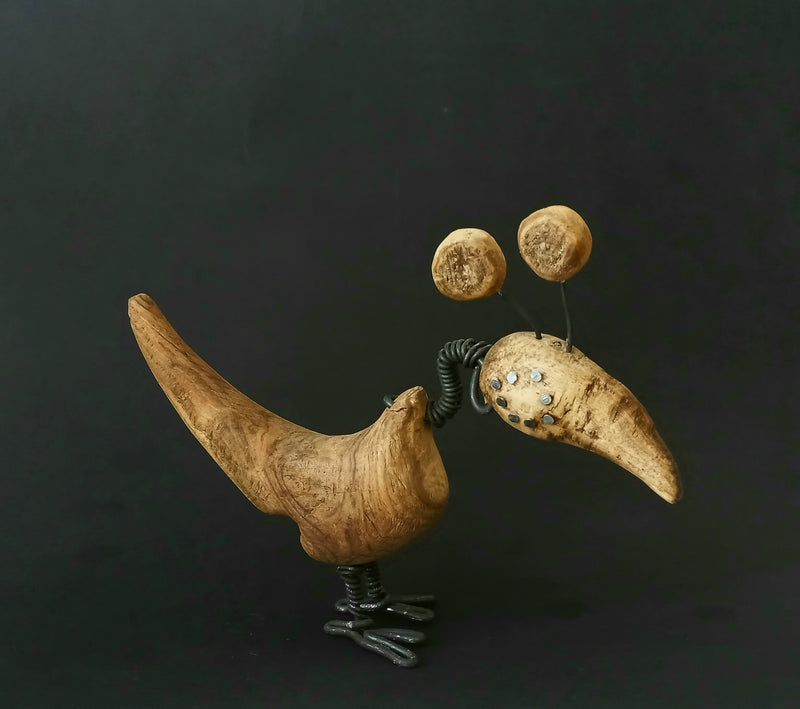 Fugl laget av tre og metall